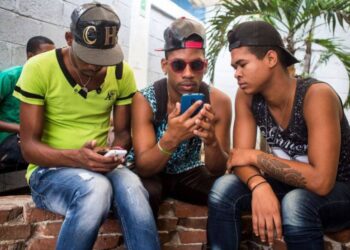 Un apagón de internet ha sumido a Cuba en la incertidumbre y el silencio.