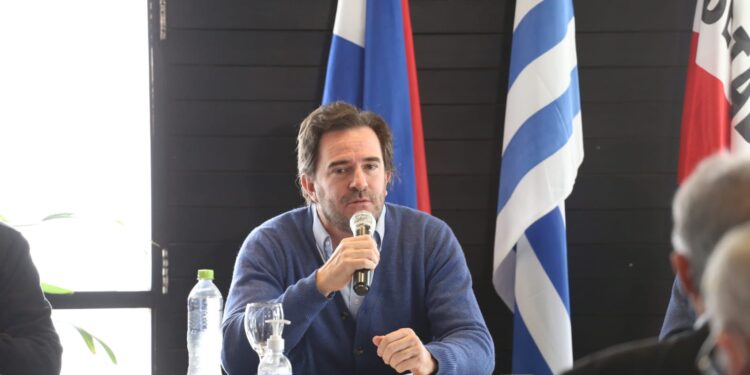 Carballal destaca importancia de lanzamiento de temporada de ballenas para Punta del Este