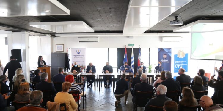 Carballal destaca importancia de lanzamiento de temporada de ballenas para Punta del Este