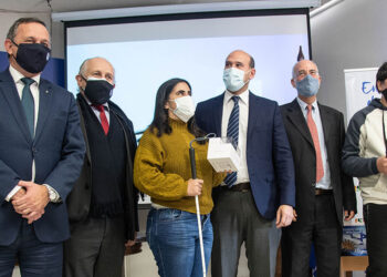 Israel dona diez dispositivos para personas con discapacidad visual
