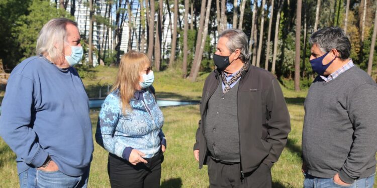 Carballal y Antía encabezaron tapiado de propiedad en San Rafael que implicaba inseguridad en la zona; alcalde destaca mensaje a futuro para quienes intenten tomar propiedades que no le corresponden en Punta del Este