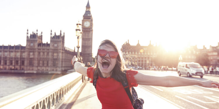 Inglaterra levantará mayoría de restricciones por COVID el 19 de julio