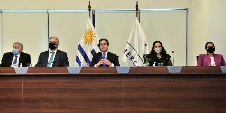 Lacalle dijo que la proa está puesta en la temporada y no descarta medidas sobre fronteras