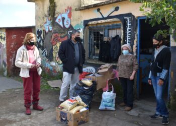 Alcalde Carballal entregó alimentos a olla popular en Kennedy