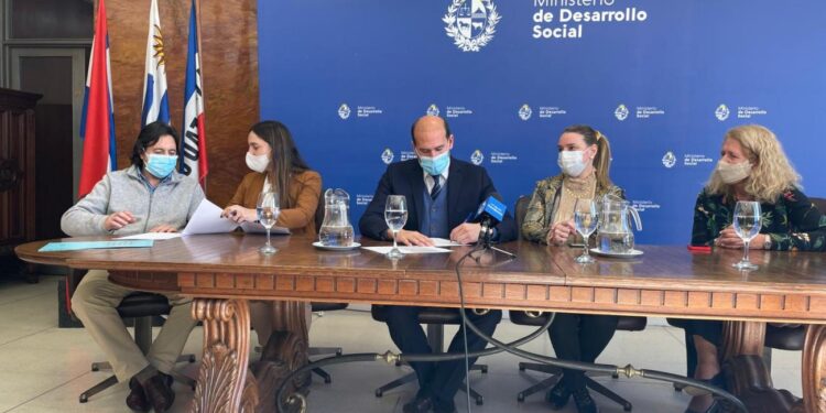 Mides y DIRECTV firman acuerdo para dar servicio de tv para abonados en refugios nocturnos