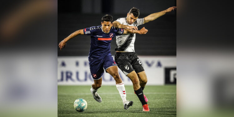 Sin Diego Forlán en el banco. Atenas cayó ante Danubio