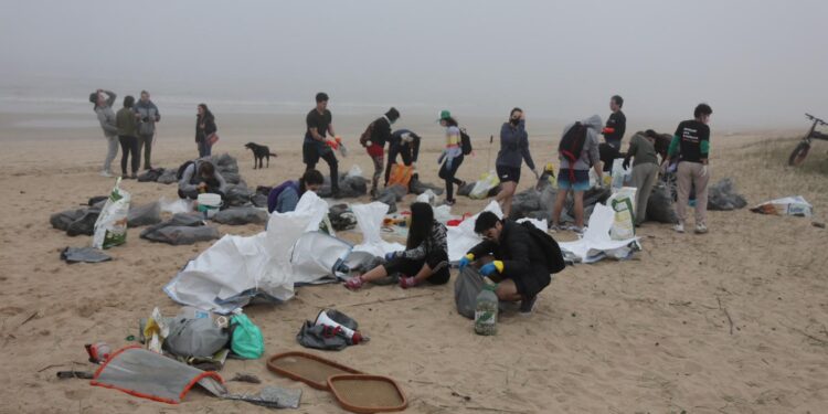 SOS plásticos, en el Día Mundial de la limpieza de playas.