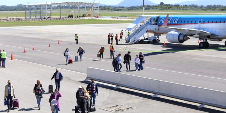 Arribó el primer vuelo de Buenos Aires a Laguna del Sauce