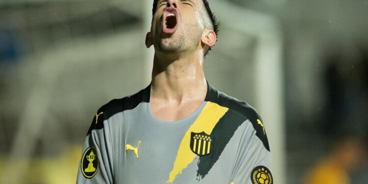 Peñarol sigue líder, pero preocupado por un patadón