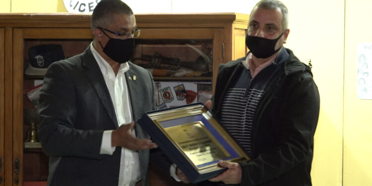 Sánchez entregó placa al Liceo de San Carlos, homenajeando así esa institución educativa que cumple 100 años