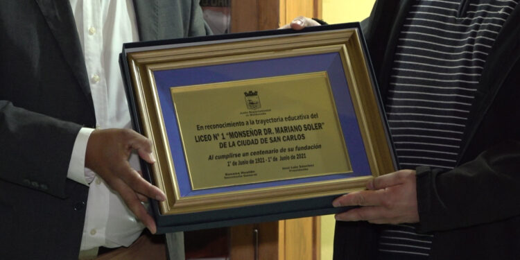 Sánchez entregó placa al Liceo de San Carlos, homenajeando así esa institución educativa que cumple 100 años