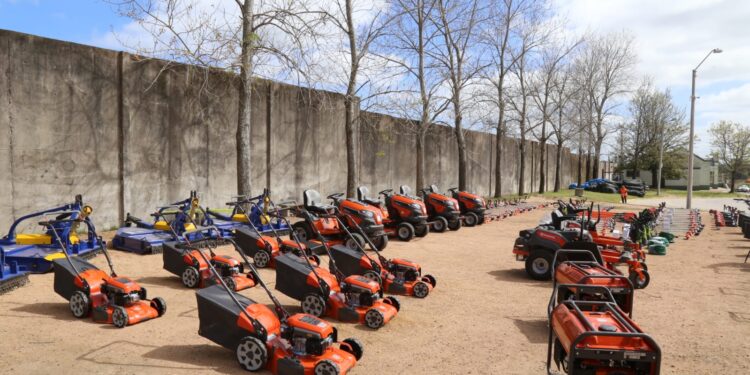 Con la mira puesta en ir a hacia la excelencia, Antía entregó maquinaria a Municipios y dijo que comenzó a instrumentarse el presupuesto