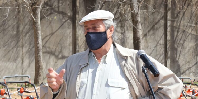 Con la mira puesta en ir a hacia la excelencia, Antía entregó maquinaria a Municipios y dijo que comenzó a instrumentarse el presupuesto