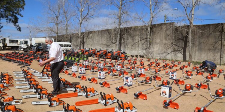 Con la mira puesta en ir a hacia la excelencia, Antía entregó maquinaria a Municipios y dijo que comenzó a instrumentarse el presupuesto