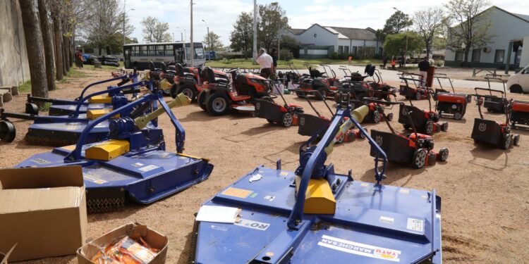 Con la mira puesta en ir a hacia la excelencia, Antía entregó maquinaria a Municipios y dijo que comenzó a instrumentarse el presupuesto