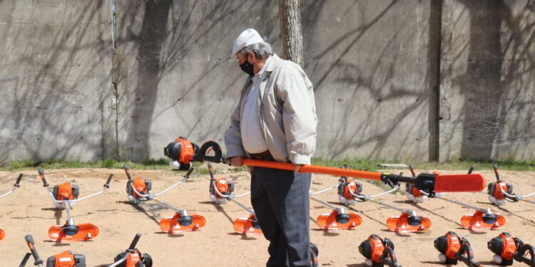 Con la mira puesta en ir a hacia la excelencia, Antía entregó maquinaria a Municipios y dijo que comenzó a instrumentarse el presupuesto