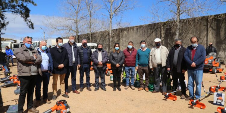 Con la mira puesta en ir a hacia la excelencia, Antía entregó maquinaria a Municipios y dijo que comenzó a instrumentarse el presupuesto