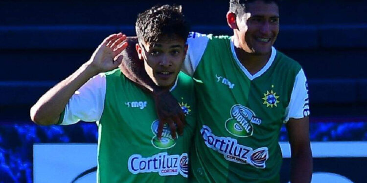 Rocha le ganó al campeón y todavía vive