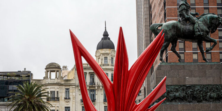 Pablo Atchugarry instalará su obra Homenaje a la Flor del Ceibo (2018) en la Plaza Independencia de Montevideo