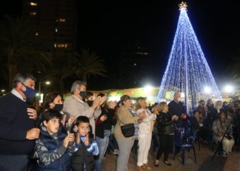 Carballal encendió las luces del árbol de navidad y destacó el reencuentro de la familia
