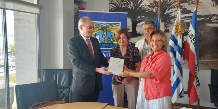 Carballal destaca donación de literatura clásica recibida por parte del Director del Archivo General de la Nación