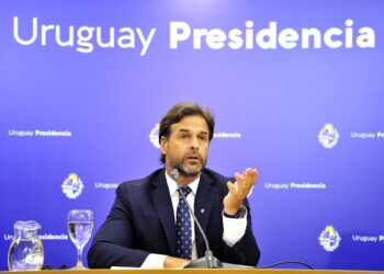 Lacalle exhortó a quienes no se dieron tercera dosis lo hagan y afirma que se evalúa dar una cuarta