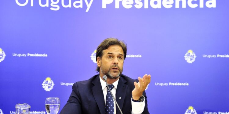 Lacalle exhortó a quienes no se dieron tercera dosis lo hagan y afirma que se evalúa dar una cuarta