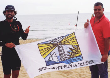 Carballal entregó bandera del Municipio al único uruguayo que participará de la Clipper Race