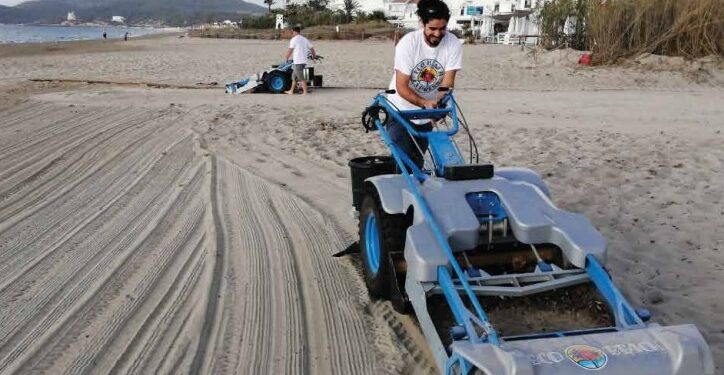 Presentan moderno sistema de limpieza de playas