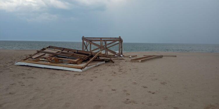 Fuertes vientos generan daños en varias casetas de guardavidas