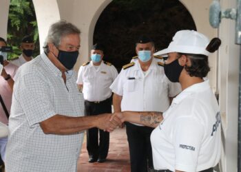 Intendente Antía acompañó reconocimiento a marinera de Prefectura junto a  Ministro de defensa