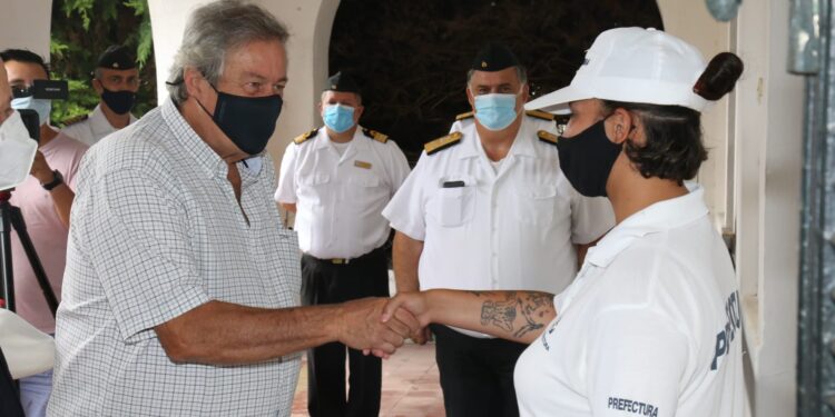 Intendente Antía acompañó reconocimiento a marinera de Prefectura junto a Ministro de defensa