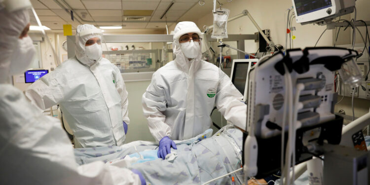 Israel detecta el primer caso de flurona, una infección simultánea de gripe y coronavirus