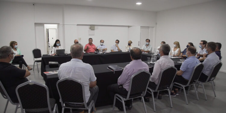 Primera reunión entre alcaldes y gremiales del departamento para mejorar estacionamiento