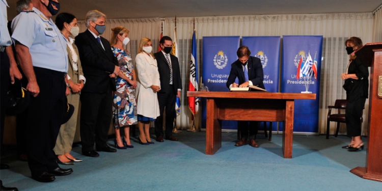 Uruguay se acerca a Emiratos Árabes