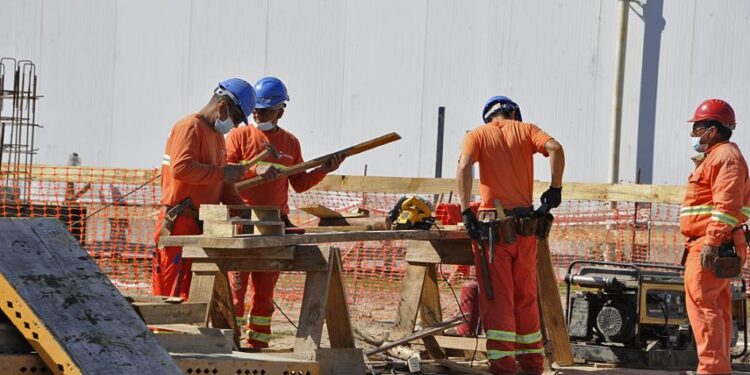 Desempleo en 7% y tasa de empleo en 57,7% según INE