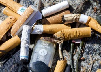 Lanzan una nueva campaña para reducir la contaminación de los microplásticos que ocasionan los cigarrillos