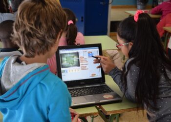 Día de Internet Segura; Preocupación de UNICEF por exceso de tiempo frente a la pantalla y ciberacoso a niños