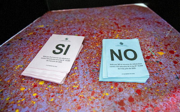 Uruguayos vuelven a las urnas en un referéndum con la LUC como telón de fondo, pero medición de fuerzas políticas también