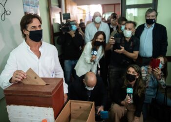 Lacalle votó y dijo que las urnas hacen fuerte al Uruguay