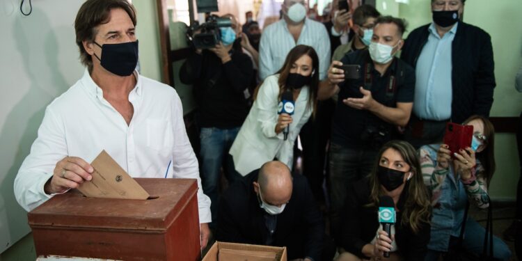 Lacalle votó y dijo que las urnas hacen fuerte al Uruguay