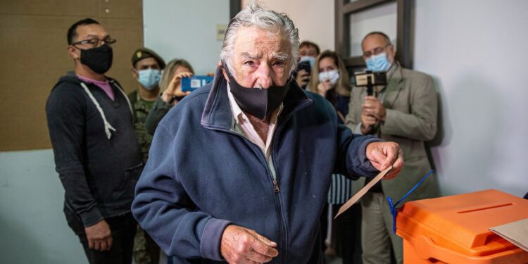 Con críticas al Presidente Lacalle por su participación en la campaña votó José Mujica