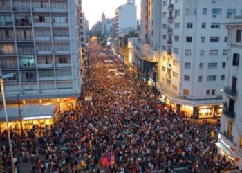 Con denuncias por pérdida de derechos fruto de la LUC miles marcharon este 8M