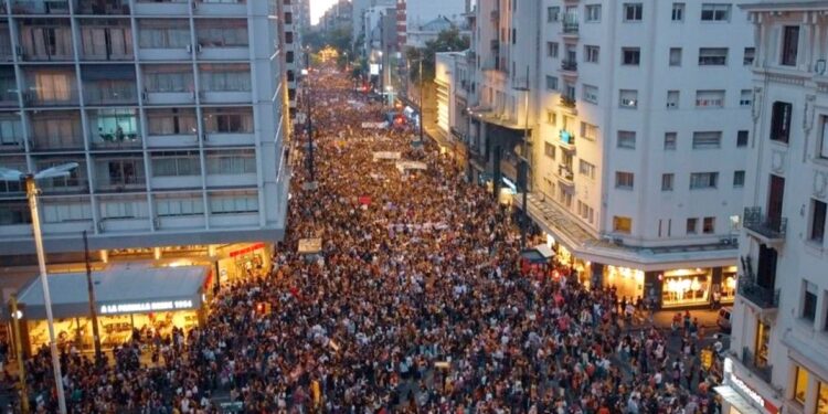 Con denuncias por pérdida de derechos fruto de la LUC miles marcharon este 8M