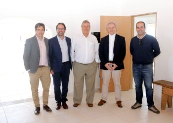 Avanza realojo del Kennedy; Intendente Antía se reunió con directivos de la CAF y recorrió el asentamiento y el nuevo barrio