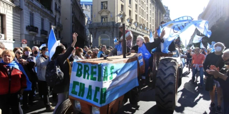 El campo vuelve a las calles en Argentina; tractorazo pone en jaque a Alberto Fernández