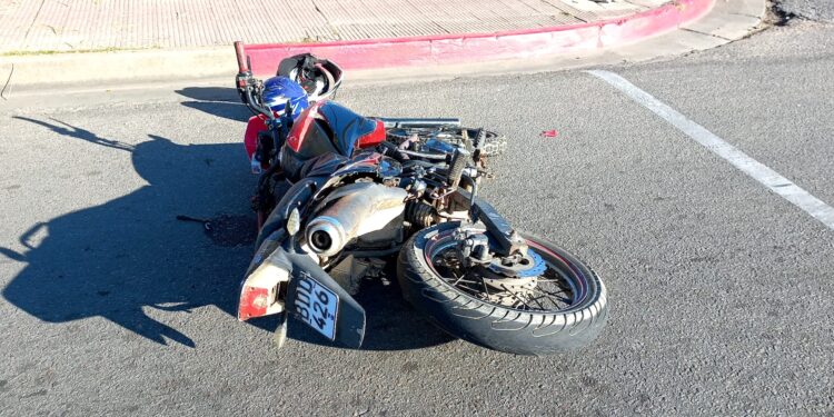 Siniestro de tránsito deja a dos motociclistas heridos