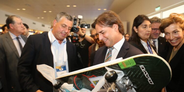 Carballal entregó al Presidente Lacalle, patineta con la que inauguró la nueva pista de skate