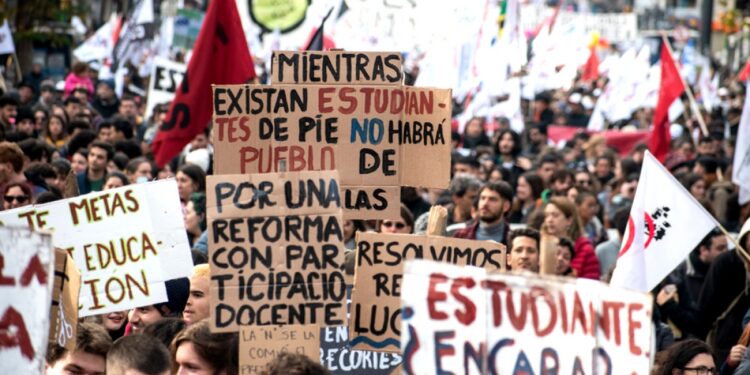 Miles marcharon en defensa de la educación y el trabajo en una jornada de paro en todo el país