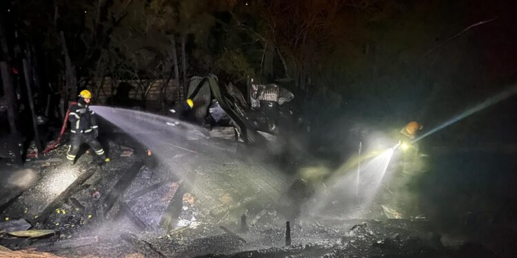 Fuego consumió dos fincas en el balneario La Juanita